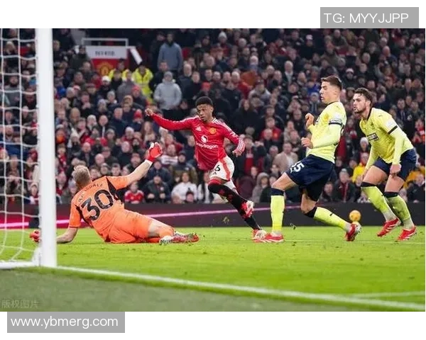 世界杯精彩对决曼联凭借帽子戏法战胜巴萨战术解析引发全场热议