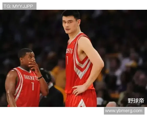 姚明初入NBA的挑战与机遇：从中国篮球巨星到国际舞台的崛起之路