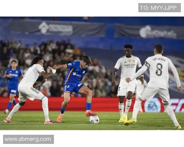 西甲激战：AC米兰大胜曼联3-0全场沸腾赛后点评精彩纷呈