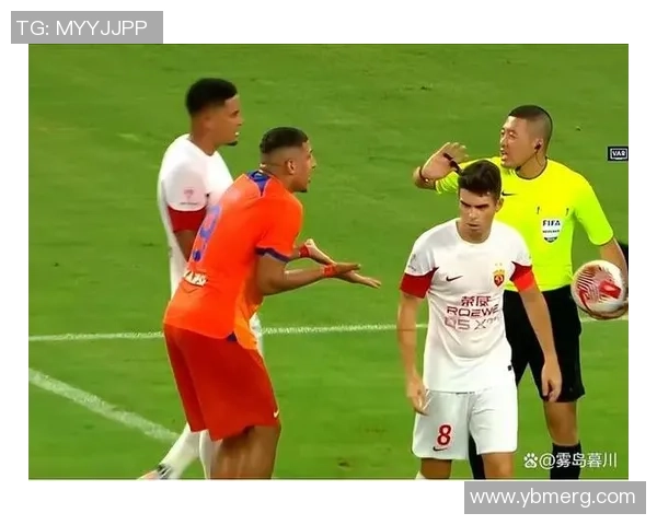 中超激战里昂与曼联握手言和争议判罚引发全场热议